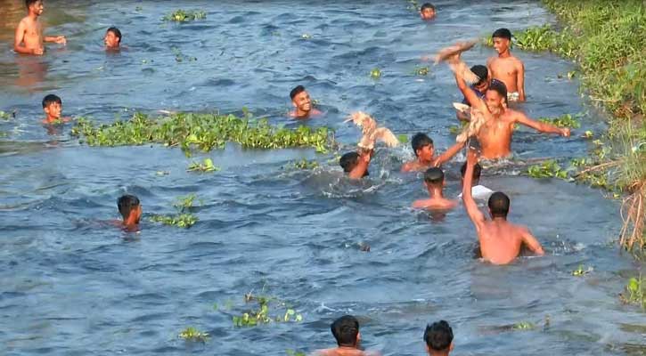 সোনারগাঁয়ে ঐতিহ্যবাহী ‘হাঁস ধরা’ খেলা অনুষ্ঠিত