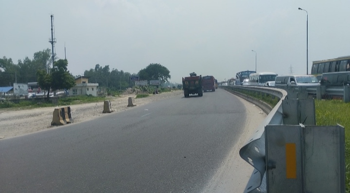 স্বাভাবিক গতিতেই চলছে উত্তরবঙ্গের মহাসড়ক