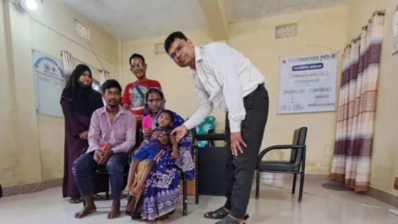 ছোট্ট শিশুকে গর্তে আটকে চিকিৎসা; এগিয়ে আসলো উপজেলা প্রশাসন