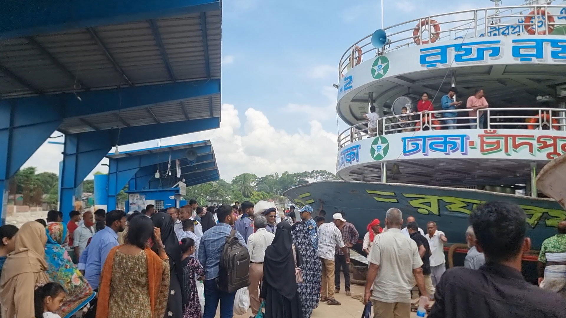 ঈদের ছুটি শেষে চাঁদপুর থেকে কর্মস্থলে ফেরা শুরু, লঞ্চঘাটে যাত্রীদের ভিড়