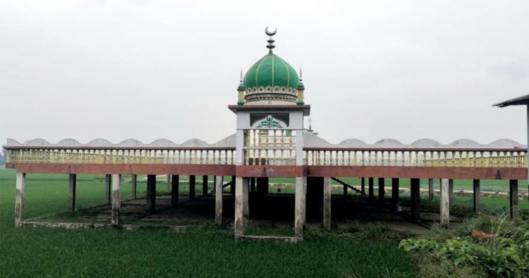 ঈদগাহ মাঠের পাকা ছাদে নামাজ পড়েন