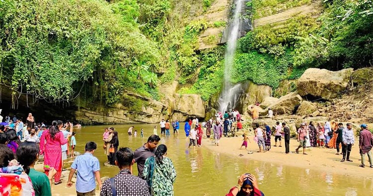 প্রকৃতির অপরূপ সৌন্দর্যে মুগ্ধ দর্শনার্থীরা