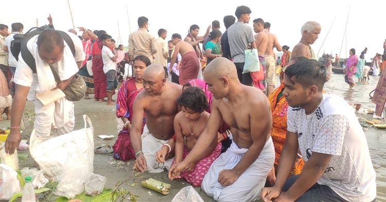 কুড়িগ্রামে ব্রহ্মপুত্র নদে অষ্টমীর স্নানে লাখো পূর্ণার্থীর ঢল