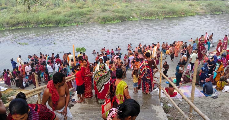 ধামরাইয়ে বংশীনদীতে অষ্টমী পূর্ণস্নান ও মেলা উদযাপন