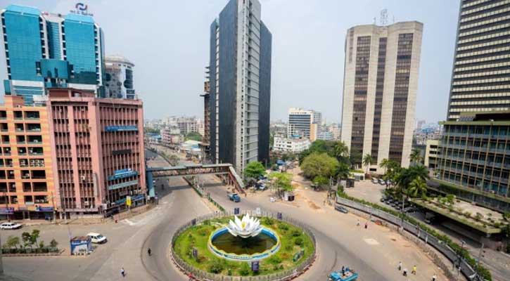 রাজধানীতে নেই চির চেনা জ্যাম, ফাঁকা রাস্তায় দাপিয়ে বেড়াচ্ছে অটোরিকশা