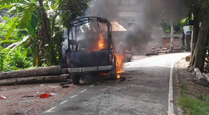 গোপালগঞ্জের উলপুরে পুলিশের গাড়িতে আগুন