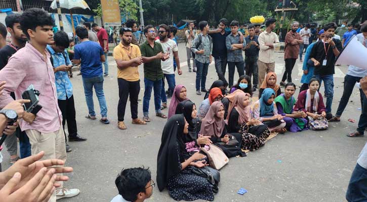 কাকরাইল মোড়ে এখনও অবস্থান করছে জবির আন্দোলনকারী শিক্ষার্থীরা
