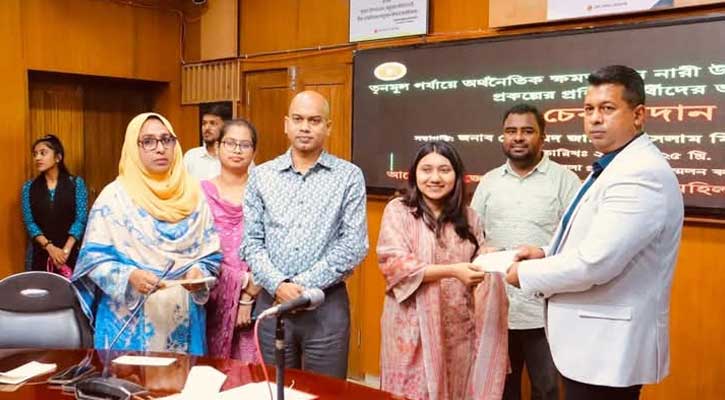 নারায়ণগঞ্জে নারী উদ্যোক্তাদের মাঝে জেলা প্রশাসকের চেক বিতরণ