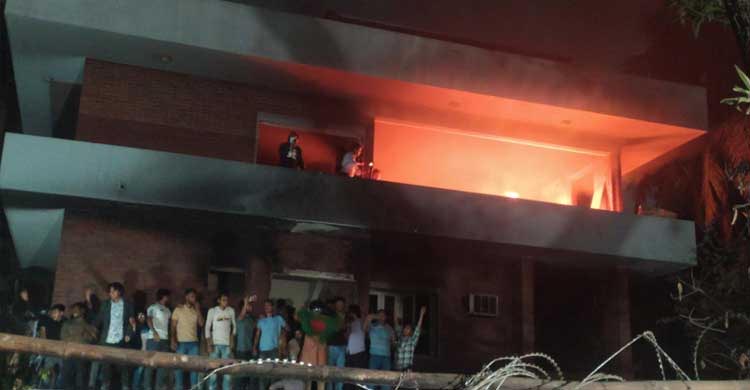 ভাঙচুরের পর আগুন দিল ছাত্র-জনতা