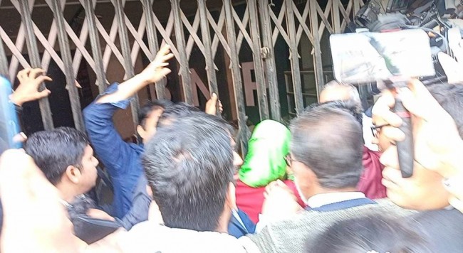 তালা ভেঙ্গে ঢুকলেন বিএনপি নেতাকর্মীরা