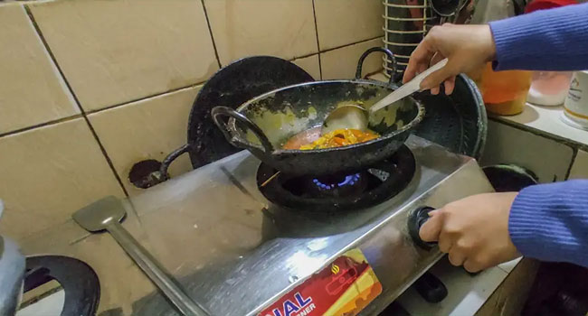 ঘরে ও কলকারখানায় তীব্র গ্যাস সঙ্কট