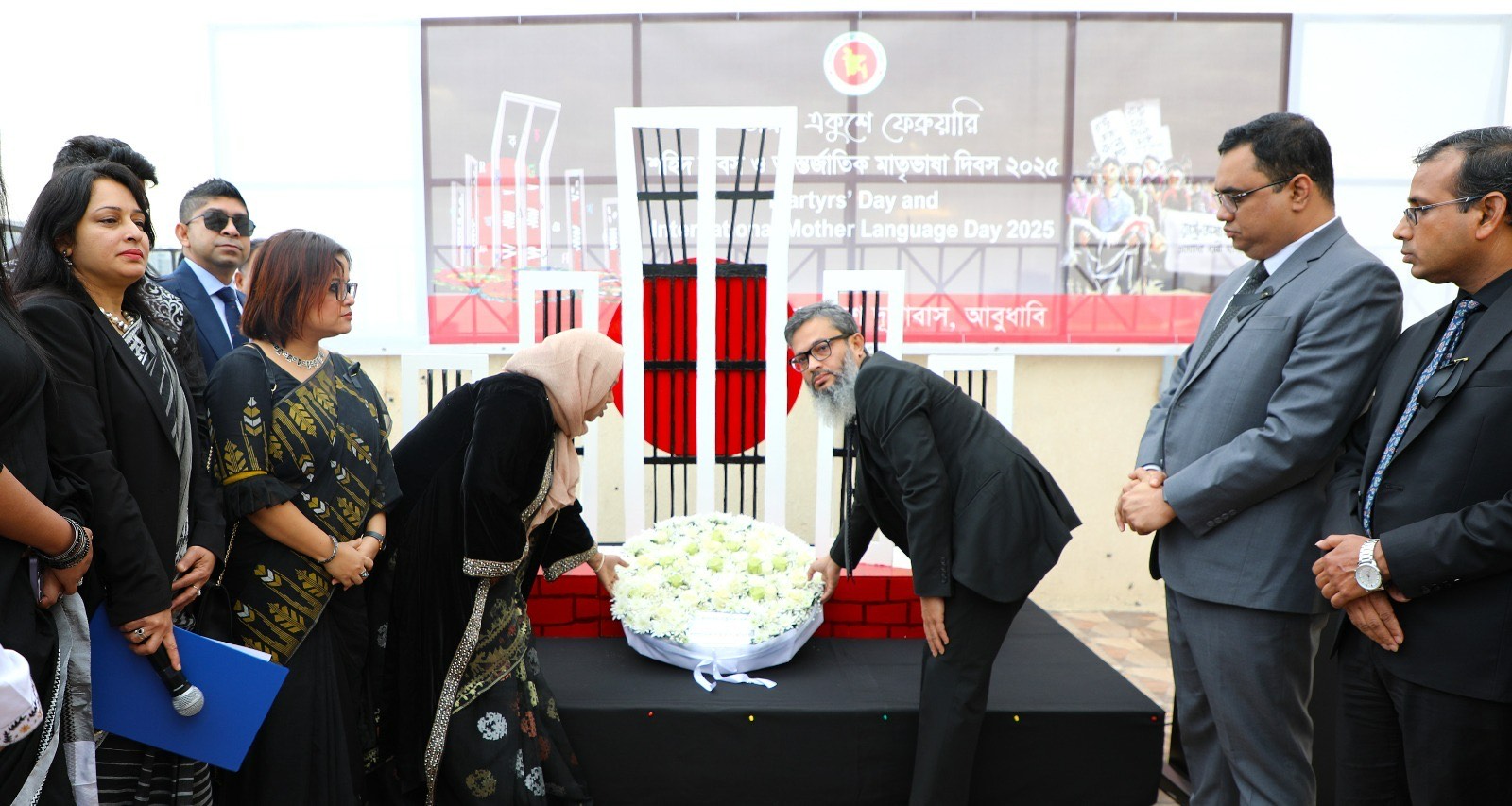 আবুধাবিতে শহীদ মিনারে শ্রদ্ধা নিবেদন