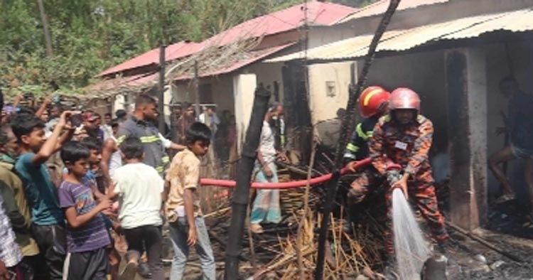 কুড়িগ্রামের রাজিবপুরে আগুনে ১১টি দোকান পুড়ে ছাই