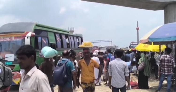 উত্তরবঙ্গ মহাসড়কে যানবাহনের জন্য যাত্রীদের হাহাকার