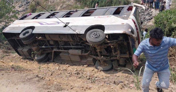 সাতকানিয়ায় যাএীবাহি বাস নিয়ন্ত্রণ হারিয়ে খাদে; হেলপার নিহত