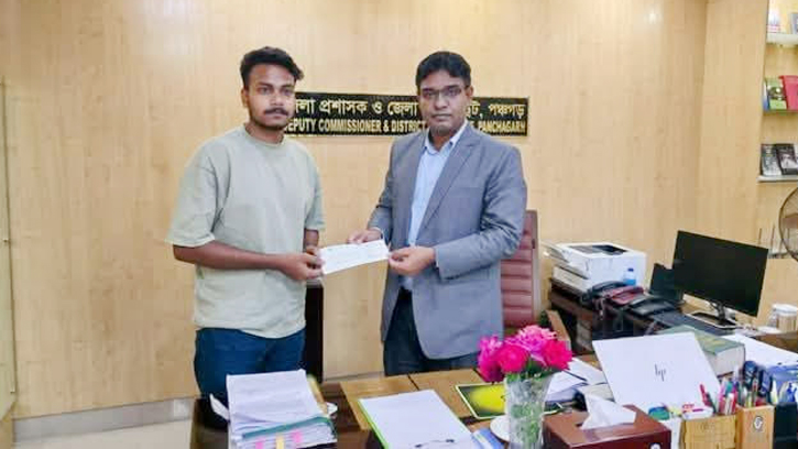 রাবিতে ভর্তি হতে ছাত্রকে আর্থিক সহায়তা প্রদান পঞ্চগড় জেলা প্রশাসকের
