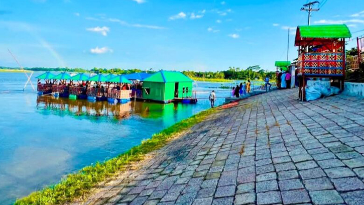 চাঁদপুরে ধনাগোদা নদীতে অবৈধ ভাসমান রেষ্টুরেন্ট, প্রশাসন নিশ্চুপ