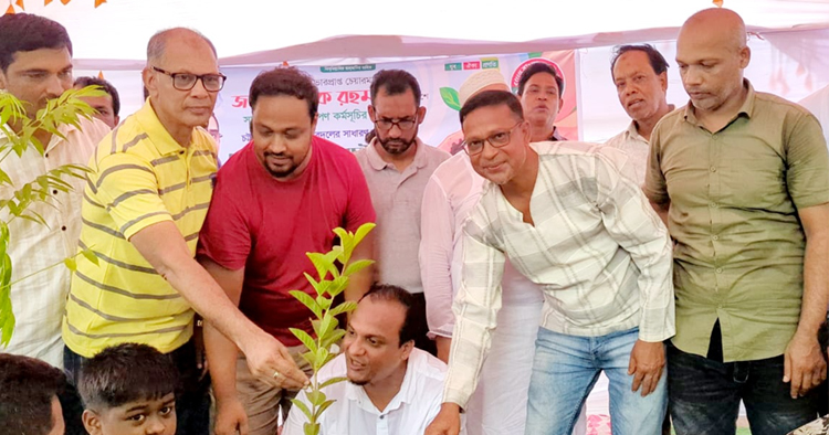 যুবদল নেতা মুরাদ চৌধুরীর তত্ত্বাবধানে রাঙ্গুনিয়ায় বৃক্ষরোপণ