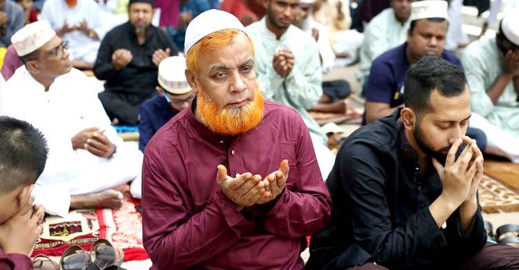 মুসলিম উম্মাহর কল্যাণ ও শান্তি কামনায় বিশেষ মোনাজাত