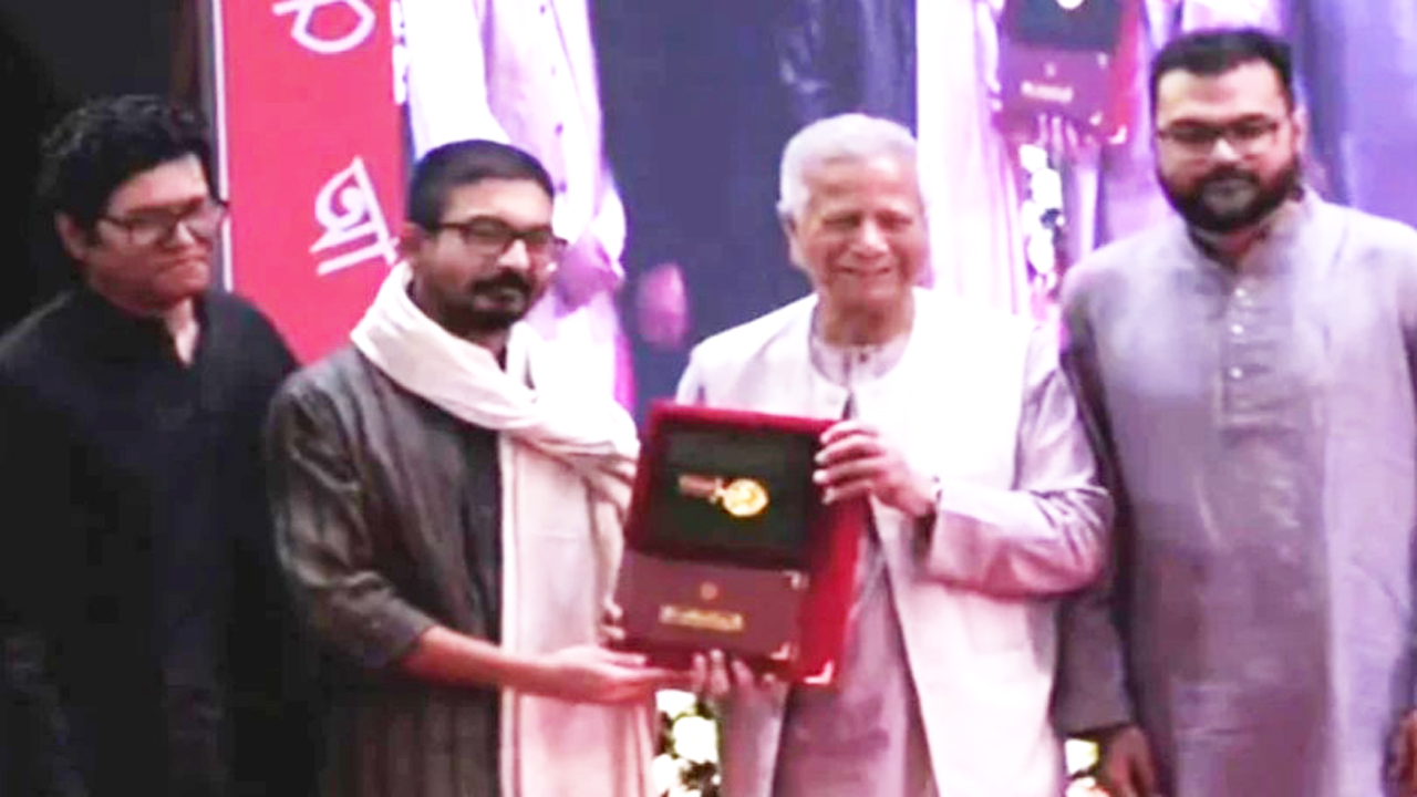 একুশে পদক প্রদান করলেন প্রধান উপদেষ্টা