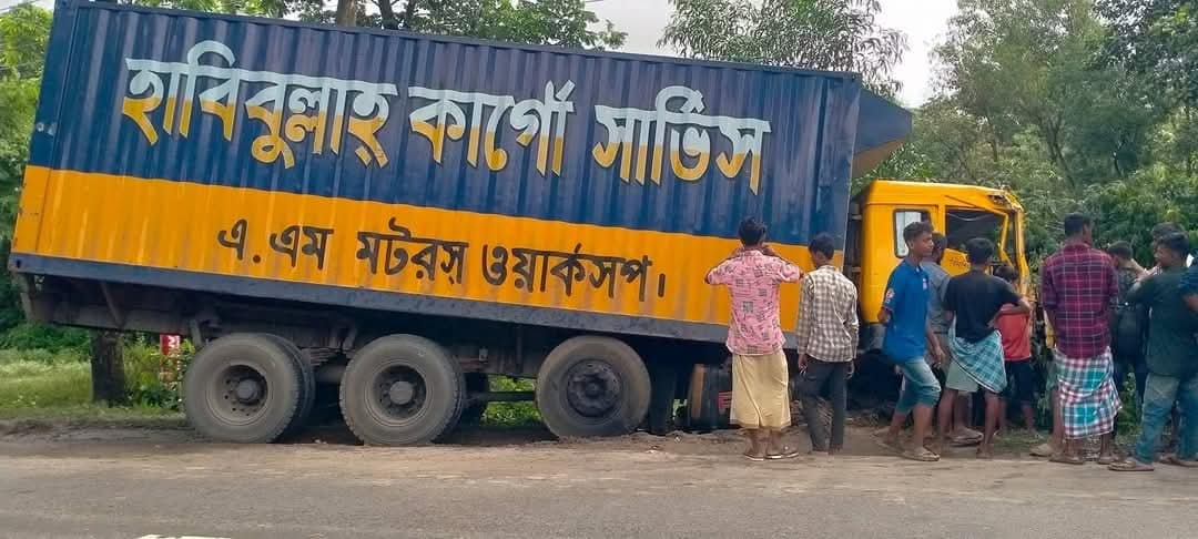 কক্সবাজারের রামুতে  যাত্রীবাহী বাসের  সঙ্গে ক্যাভার্ড ভ্যানের মুখোমুখি সংঘর্ষে পিতা পুত্র সহ  নিহত ৩, আহত ১০ 