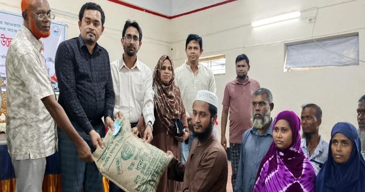 পটুয়াখালীতে ক্ষুদ্র ও প্রান্তিক কৃষকদের মাঝে বিনামূল্যে বীজ ও সার বিতরণ