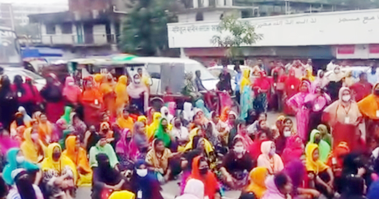 সাভারে বেতন বকেয়ার প্রতিবাদে সড়ক অবরোধ, পুলিশের হস্তক্ষেপে নিয়ন্ত্রণে পরিস্থিতি