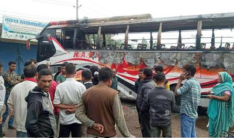 টার্মিনালে দাঁড়িয়ে থাকা বাসে আগুন দিয়েছে দুর্বৃত্তরা