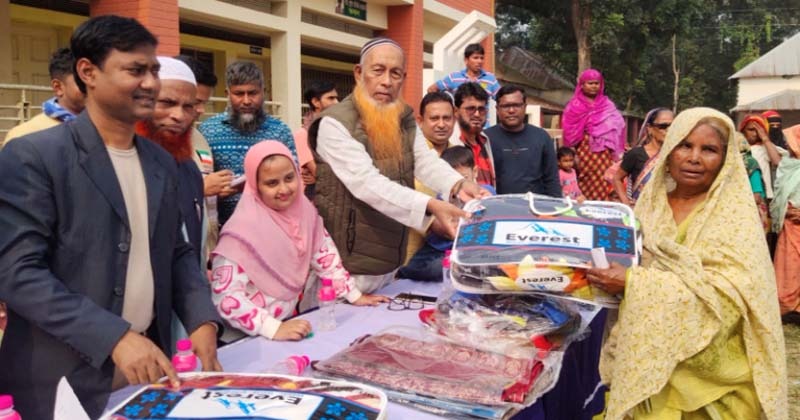 ধামরাইতে দুঃস্থদের মাঝে পুলিশ কর্মকর্তার শীতবস্ত্র বিতরণ
