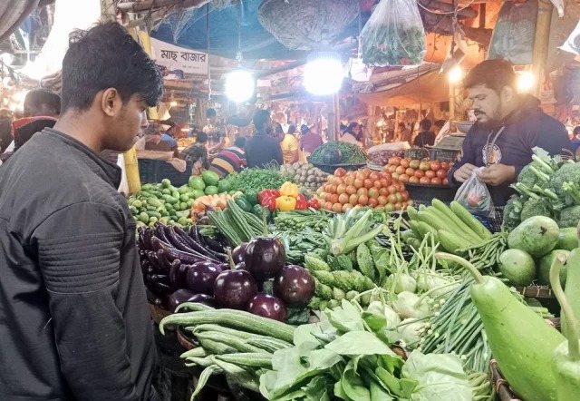 সবজির বাজার চড়া, বেড়েছে মুরগির দামও