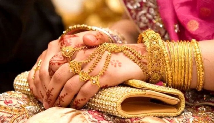 বাড়ানোর পরদিন কমলো স্বর্ণের দাম