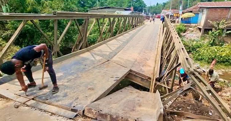 যোগাযোগ বিচ্ছিন্ন ফুলতলা-সমাই বাজার সড়ক