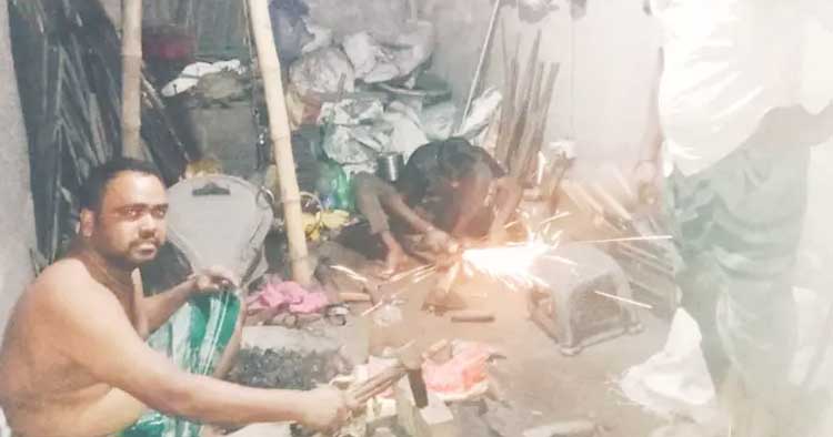 কোরবানির প্রস্তুতিতে চট্টগ্রামে কর্মকারদের দম ফেলার ফুরসত নেই