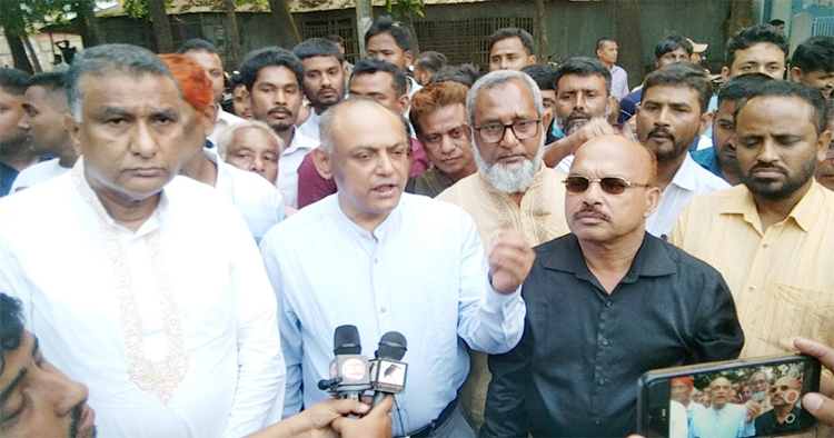 গণসংযোগ চালাচ্ছেন ব্যারিস্টার কামরুজ্জামান