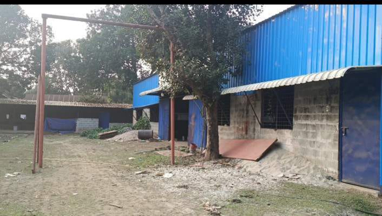 কনস্ট্রাকশন ওয়ার্কশপ থেকে মালামাল লুট