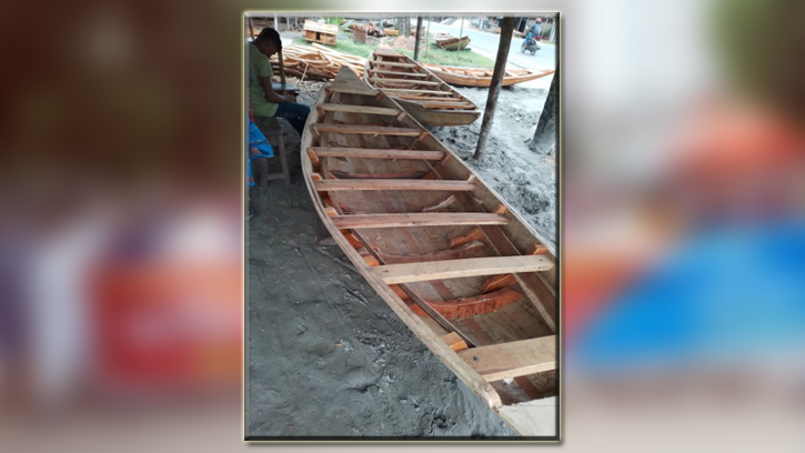 নৌকার গায়ে হাতুড়ির শব্দে জেগে ওঠে সাতক্ষীরার পাটকেলঘাটা