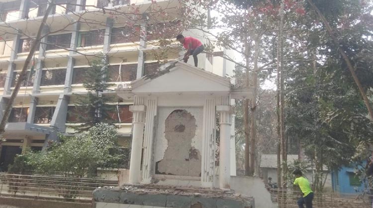 ডোমার উপজেলা চত্বরে বঙ্গবন্ধুর ম্যুরাল ভাঙচুর