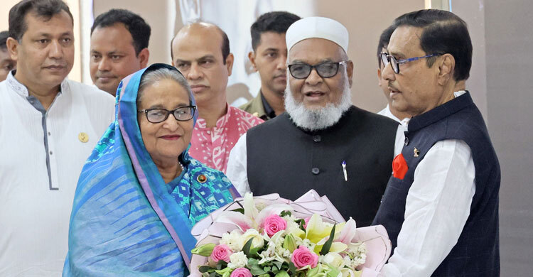 সফর শেষে দেশে ফিরলেন প্রধানমন্ত্রী