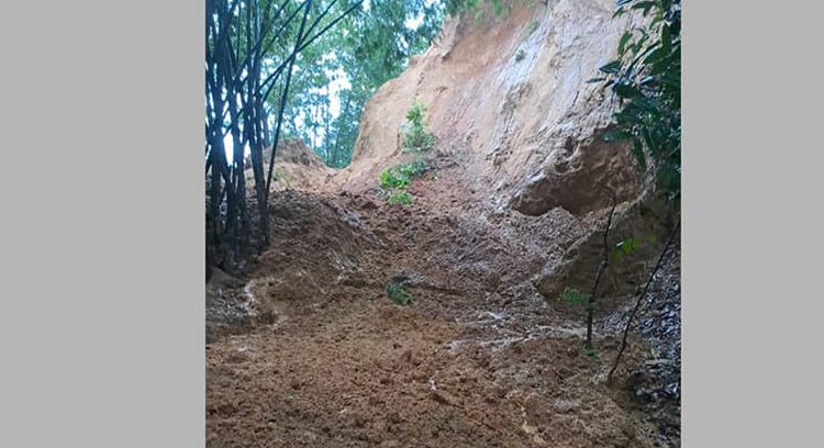 কক্সবাজার রামু: পাহাড় কর্তনে মাটির চাপায় যুবকের মৃত্যু