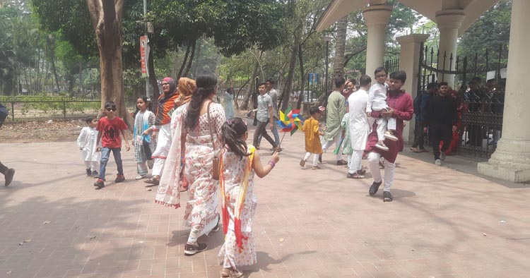 উৎসব, উদ্দীপনা আর ঐতিহ্যে মুখর রমনার বৈশাখ