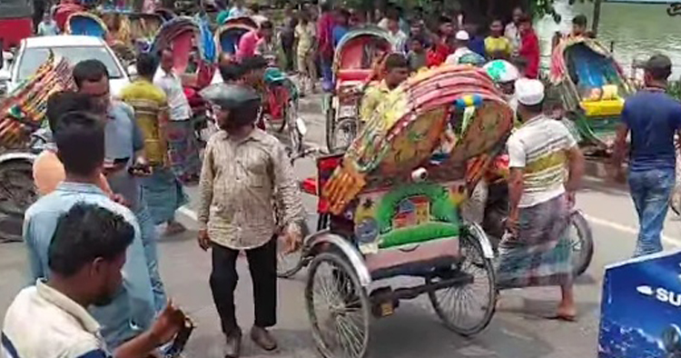গুলশানে অটোরিকশা চলাচলে নিষেধাজ্ঞার প্রতিবাদে চালকদের রাস্তা অবরোধ