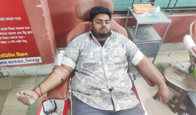 রোগিকে দেবাশীষ সরকার সঞ্জু'র রক্তদান