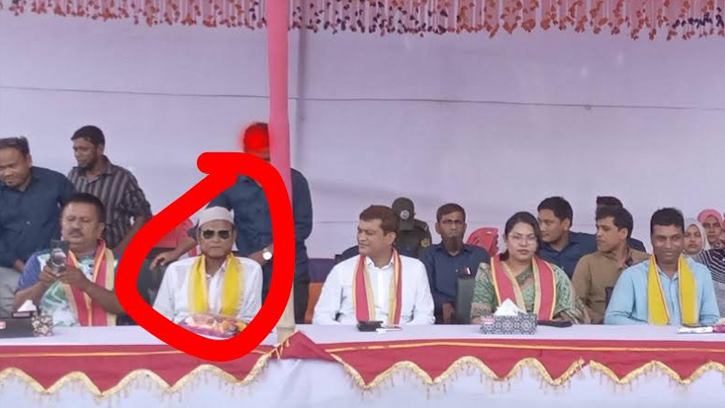 নীলফামারিতে অতিথি মঞ্চে প্রশাসনের কর্মকর্তাদের সাথে আ.লীগের নেতা