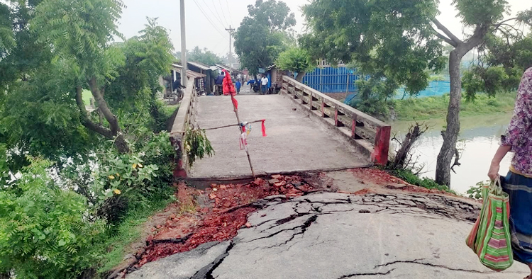 সাতক্ষীরায় সেতু ধসে তিন উপজেলার লক্ষাধিক মানুষের দুর্ভোগ