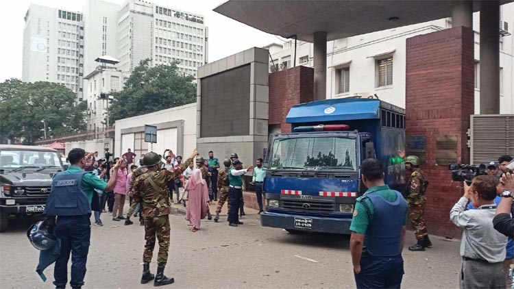 সচিবালয়ে শিক্ষার্থীদের লাঠিচার্জ