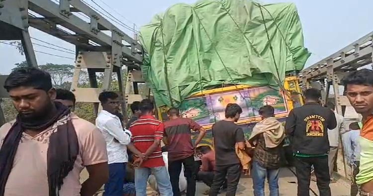 সুনামগঞ্জ-দিরাই সেতু ভেঙে সড়কে যান চলাচল বন্ধ