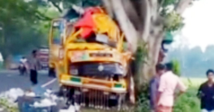 সিরাজগঞ্জে আমবাহী ট্রাক নিয়ন্ত্রণ হারিয়ে নিহত ১