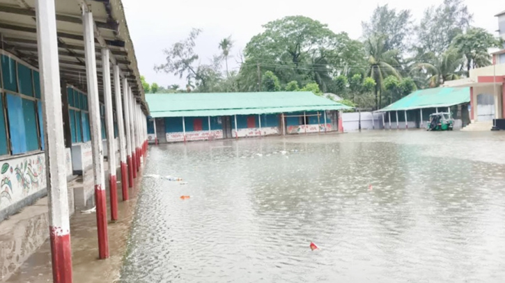 নোয়াখালীতে টানা বৃষ্টিতে জলাবদ্ধতা, জনদুর্ভোগ চরমে