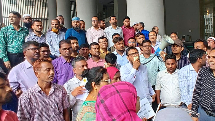 ‘চাকরি অধ্যাদেশ’ বাতিলে ৪৮ ঘণ্টার আলটিমেটাম, অর্থ মন্ত্রণালয় ঘেরাওয়ের হুঁশিয়ারি