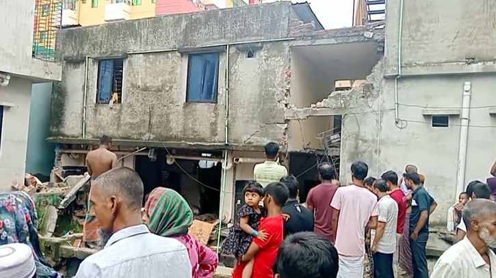 সাভারে গ্যাস সিলিন্ডার বিস্ফোরণে দেয়াল ধস, দগ্ধ ৫